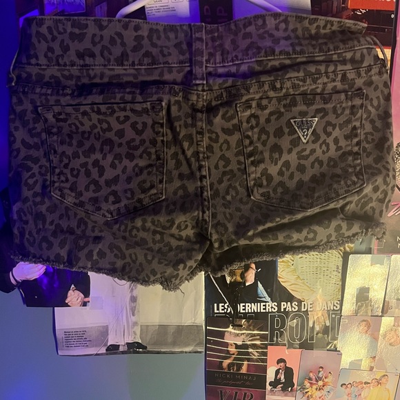 GUESS/ Cheetah prints jeans shorts with button and pockets. - Picture 2 of 2